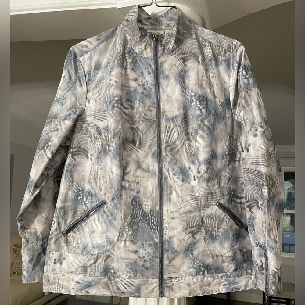 Zenergy by Chico’s women’s gray / multi color gray Animal print windbreaker